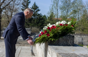 Президент не хочет сносить памятник Освободителям
