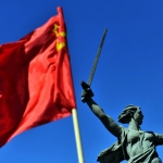 Литовские националисты растоптали флаг СССР