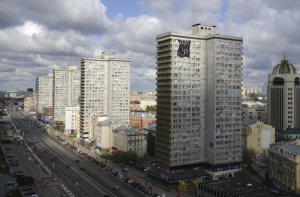 Бездомный кинул гранату в витрину магазина на Арбате в Москве