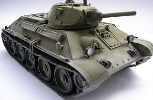 В Киеве танк Т-34 подбил немецкую иномарку