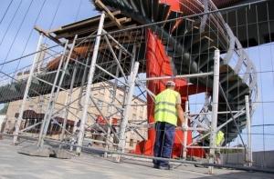 В Елгаве ремонтируют недавно возведенный мост