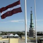 В Лиепае трое мужчин сожгли государственный флаг