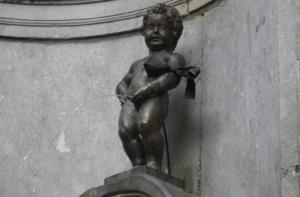 Брюссельский «Писающий мальчик» писает молоком