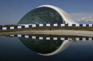 Обрушилась часть крыши нового парламента Грузии