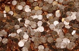 Опрос: за введение евро выступают 38%, против - 53% населения