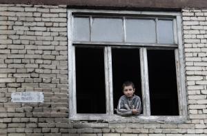 Спасатели сняли с подоконника 6 этажа близняшек-трехлеток