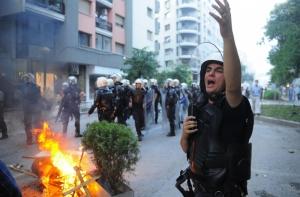 Протестующие в Турции подожгли офис правящей партии