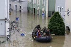 Европу продолжает затапливать: Прага уходит по воду со скоростью 20 см в час
