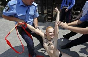 Голая «Кабаева» провела акцию против развода Путина (ФОТО)