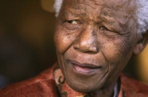Экс-президент ЮАР Нельсон Мандела идет на поправку