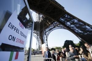Эйфелеву башню закрыли из-за забастовки