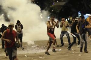 Бразильских демонстрантов разогнали газом