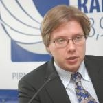 Ушаков: «полумертвый состав» правительства должны сменить профессионалы