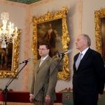 Президент и премьер: повышение зарплат медиков - приоритет будущего года
