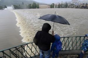 Прага уходит под воду, в Чехии - бедствие национального масштаба