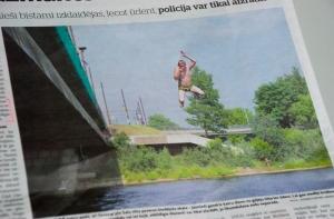 Полиция обеспокоена: рижане Островной мост превратили в трамплин (АУДИО)