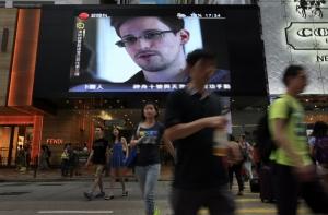 Информатор Сноуден летит через Москву на Кубу