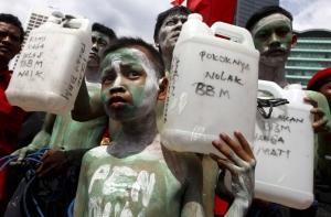 В Индонезии образовались гигантские очереди на автозаправках