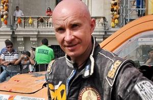 Украинский автогонщик умер в пустыне ОАЭ от обезвоживания