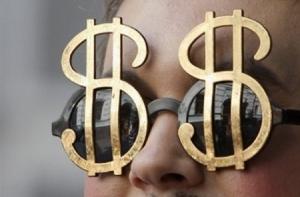 Жители Латвии рассказали, кого они считают богатыми