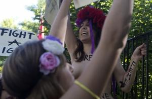 Facebook заблокировал страницу FEMEN за порнографию