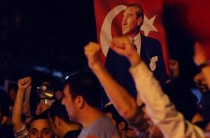 Премьер-министр Турции выступил перед сторонниками