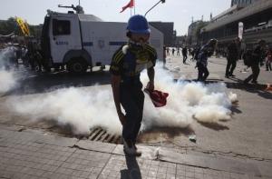 Демонстрантов в Турции разогнали газом (ВИДЕО)