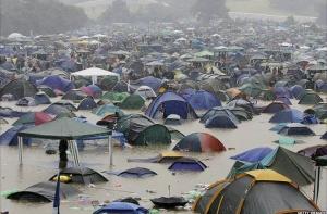 Затопило палаточный городок Positivus (ФОТО)