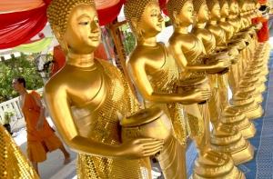В Таиланде украли две золотые статуи Будды