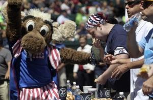 «Пожиратель хот-догов» из США побил собственный рекорд