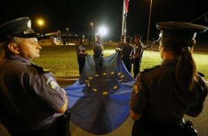 Жители Хорватии «отмечают» вступление в Евросоюз черными флагами