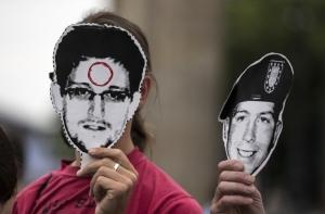 Сноудена ищут на секретной базе