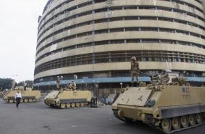 Армия на БТР заняла центр Каира