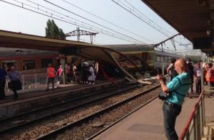 Под Парижем произошло крушение поезда: есть погибшие (ФОТО)