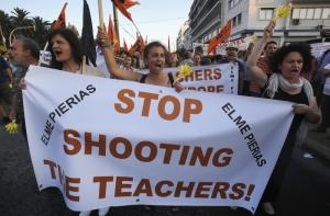 25 тысяч греков уволят ради помощи МВФ