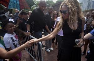 Афроамериканцы вместе с Бейонсе и Джей-зи протестуют в США