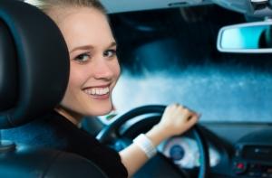 Девушка без прав врезалась в забор, авто перевернулось