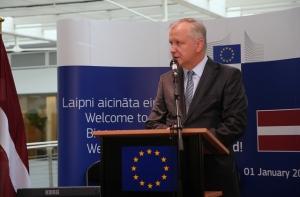 Еврокомиссар Рен: Добро пожаловать в еврозону, Латвия