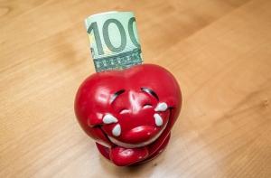 Латвийцы стали жертвовать партиям меньше денег