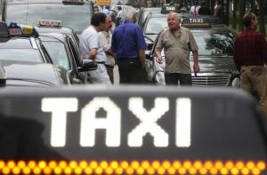 Домбровский принял участие в «разборках» таксистов