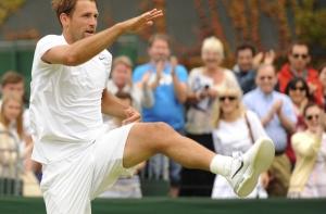 Тренеры посоветовали польскому теннисисту танцевать канкан (ВИДЕО)