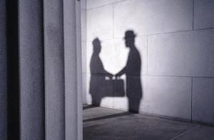 KNAB: полицейский подозревается в посредничестве при передаче взятки