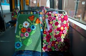 В Риге появился трамвай с вязаными сидениями (ФОТО)