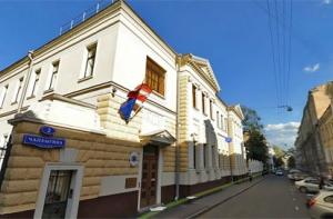 Спящий мужчина протаранил посольство Латвии в Москве