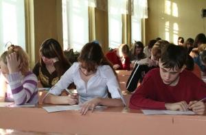 Экзамен по математике не сдали 132 старшеклассника