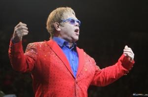 Элтон Джон отложил турне из-за аппендицита