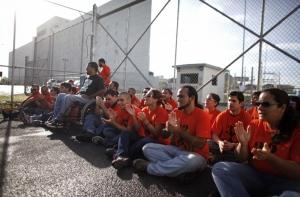 Тысячи заключенных объявили голодовку в США