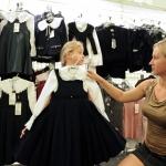 Cтрадающие от жары школьники надели юбки из-за запрета на шорты