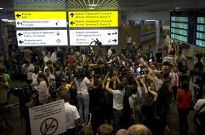 СМИ: Сноуден не может обратиться за помощью пока находится в аэропорте