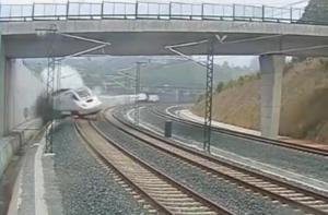 Опубликовано видео крушения поезда в Испании (ВИДЕО)